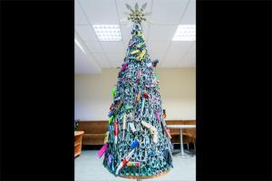 Christmas tree made of items forbidden on flights amuses netizens