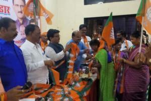 Upset with Uddhav's decision, 400 Shiv Sena workers join BJP 