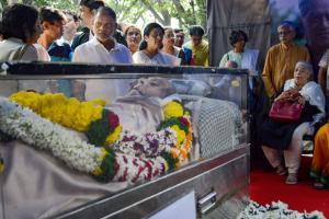 Shreeram Lagoo cremated with full state honours in Pune