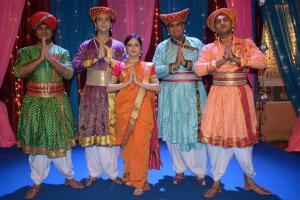 Tapu Sena entertains Kajol and Ajay Devgn with a dance performance
