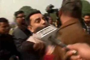 Political analyst Tehseen Poonawalla protests on onion price surge