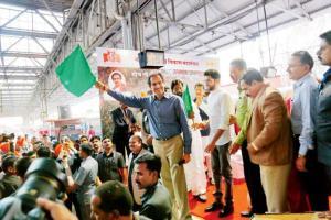 Mumbai: Uddhav Thackeray flags off a 'winged' Deccan Queen
