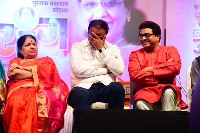Raj Thackeray and Ashish Shelar were seen bonding at the musical concert held at Vile Parle. The two were pictured sharing a hearty laugh. We wonder what made Raj Thackeray and Ashish Shelar crack up at the event held in Vile Parle.