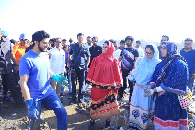 In picture: Aaditya Thackeray and members of members of the Dawoodi Bohra community are seen having a candid conversation amidst the cleaning of the Dana Paani beach in Malad.