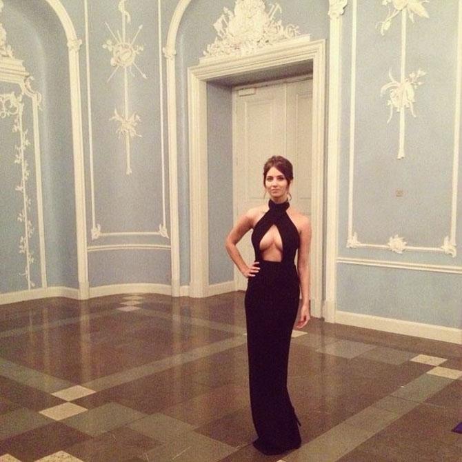 During University of Copenhagen's 110-year anniversary gala in 2015, Nikita appeared in a black, floor-length dress with the textile split open above the navel, leaving a substantial section of bare skin visible between. Her hair is pinned up with a few curls framing her face. The picture went viral on the Internet, and a few days after the event, Danish media came calling