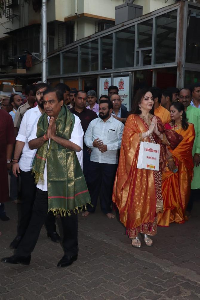 Mukesh and Nita Ambani thanked the media as they left Siddhivinayak temple after offering Akash's first wedding card and seeking the deity's blessings. 