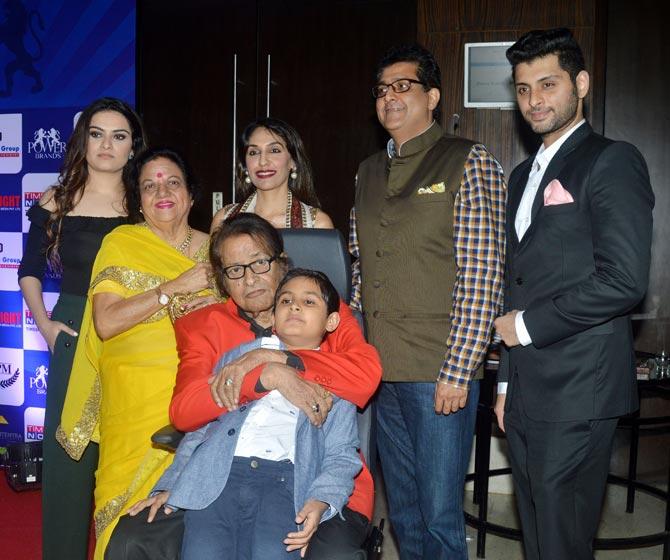 Not only this, Pallavi Joshi, Guru Randhawa, Ali Faizal, Ronit Roy, Nushrat Bharucha, Digangana Suryavanshi, Neeraj Kabi, Anant Mahadevan Vicky Idnani & many more attended the award function. 
In picture: Manoj Kumar and family posed for a pretty family picture.