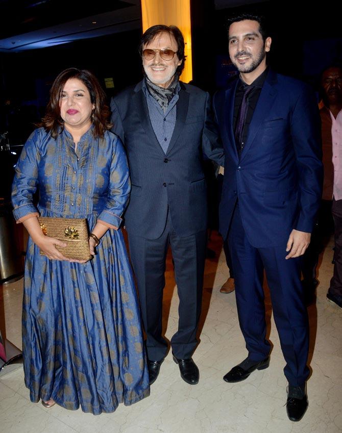 Farah Khan Kunder posed with Sanjay Khan and Zayed Khan when clicked by the shutterbugs at the award ceremony.