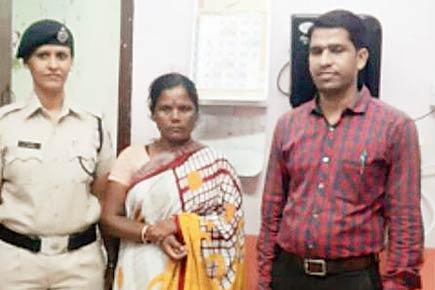 Woman bag-lifter falls in cop trap after a brief chase:
On November 27, 2016, a woman bag-lifter, who was active on the Harbour line between Panvel and Mankhurd and the Trans-Harbour line between Panvel and Thane, and was involved in a number of cases, was finally arrested from Ghansoli station. The accused identified as Anita Shinde had alighted from a Panvel-Mankhurd train when a Railway Protection Force (RPF) officer started following her. When she realised that a cop was after her, she smartly kept the plastic bag that she was carrying near the foot-over-bridge (FOB) and continued walking. Thereafter, the officer informed a woman RPF staff, who immediately arrived at the spot and detained Shinde. On being interrogated, Shinde confessed that she was involved in a number of bag-lifting cases. Four mobile phones were recovered from the plastic bag that Shinde was carrying. The police confirmed that Anita was involved in six to seven cases of bag-lifting at Turbhe, Vashi and Mankhurd stations.In picture: Accused Anita Shinde with the RPF officer and the woman constable. 
