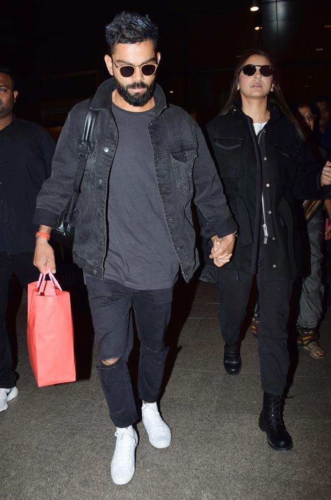Virat Kohli was also holding a mystery pink bag in his hand, which we think might be a gift for Anushka Sharma.