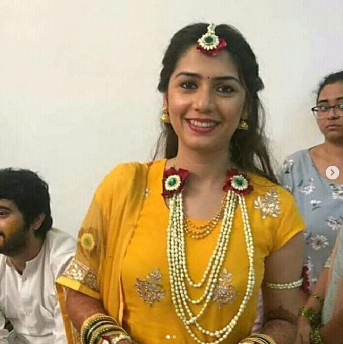 A beautiful Haldi ceremony was organised at bride Mitali Borude residence a day before she officially tied the knot with her fiance Amit Thackeray. In the picture, Mitali is all smiles for the camera as she preps for her Haldi ceremony. Pic/Facebook Pooja Suraj Walavalkar