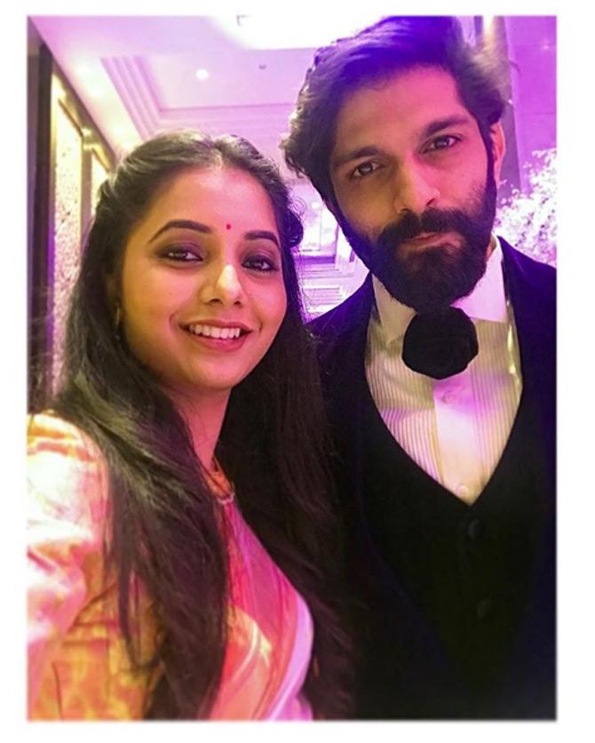 While the Amit Thackeray-Mitali Borude wedding was a traditional affair, their grand wedding reception witnessed eminent personalities cut across politics, business, sports and entertainment in attendance. Pic/Instagram Sayali Sanjeev
In photo: Newly-wed Amit Thackeray poses for a selfie with Marathi actress Sayali Sanjeev