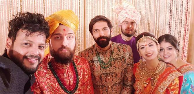 Soon after his engagement, Amit Thackeray took to social media to share the good news with his fans and followers alike. Amit shared a picture with the love of his life and captioned the picture: New boss in the house! Pic/Facebook Rohan Kandalkar
In photo: Newly-wed couple, Amit and Mitali pose for a groufie amidst their wedding reception