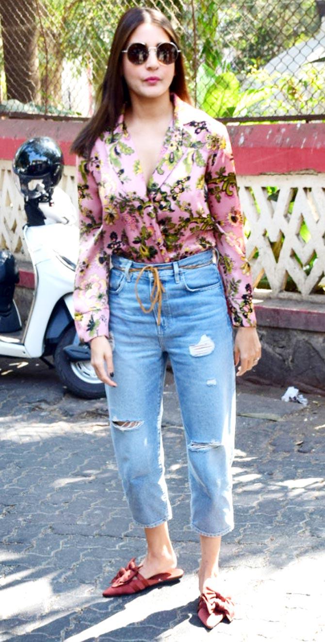 Anushka Sharma opted for a casual attire when clicked by the paparazzi at Shankar Mahadevan's studio in Bandra, Mumbai.