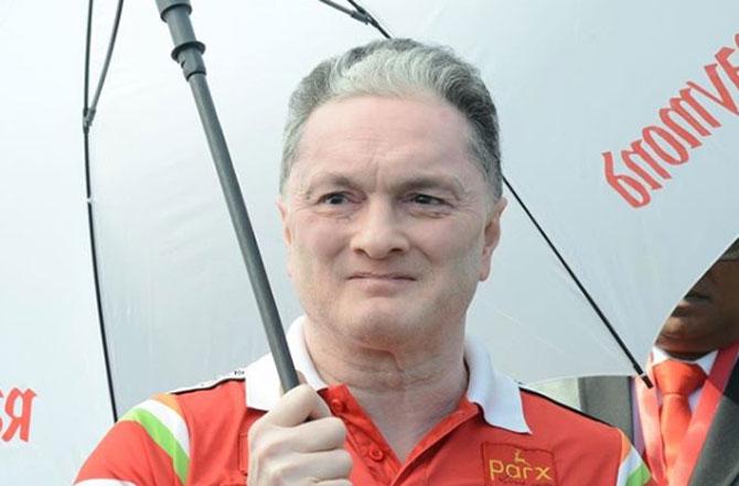 Gautam Singhania completed schooling from St. Mary’s School, Mumbai, and The Cathedral & John Connon School. He went on to study at H.R College, a college in south Mumbai