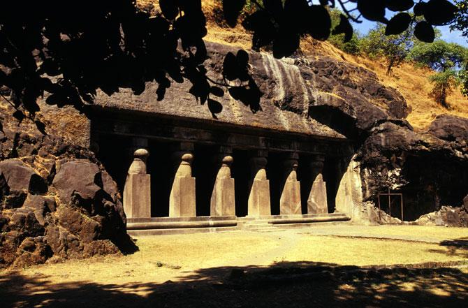 Elephanta Caves: Elephanta Caves is one of the favourite places for young couples for certain privacy that it offers. Walking with your partner alongside the collection of temples inside the caves is quite romantic and peaceful. 