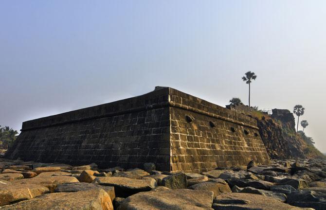 Bandra Fort: Remember the popular fort in the movie Jaane Tu... Ya Jaane Na? That's Bandra Fort for you. Originally called Castella de Aguada, Bandra Fort attracts friends and couples. People can not only enjoy the sunset here but also get a spectacular view of the famous Bandra-Worli Sea Link