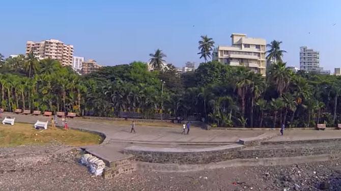 Carter Road: The Carter Road promenade, now extended to Khar Danda, is a favourite hangout spot for Bandra locals and couples alike. It is a coveted location for couples because of coastline and a variety of restaurants, lounges and shopping places in the vicinity. Carter road is also quite famous for its lovers point