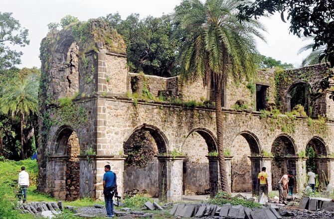 Vasai Fort: Vasai Fort, a structure erected in the year 1184, has remained an attraction for decades, not just for Bollywood, but also couples seeking to replicate a Bollywood moment. What's more attractive is that there is no fee to shoot inside the fort.
