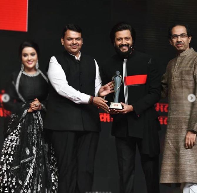 Amruta Fadnavis, Devendra Fadnavis, Riteish Deshmukh and Uddhav Thackeray pose for the camera at the Maharashtrian of the year awards ceremony held in Mumbai.