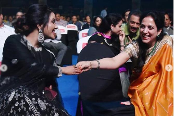 Amruta Fadnavis, wife of Chief Minister Devendra Fadnavis was seen with Rashmi Thackeray, wife of Shiv Sena chief Uddhav Thackeray as the two powerful ladies shared a light moment at an event in Mumbai.