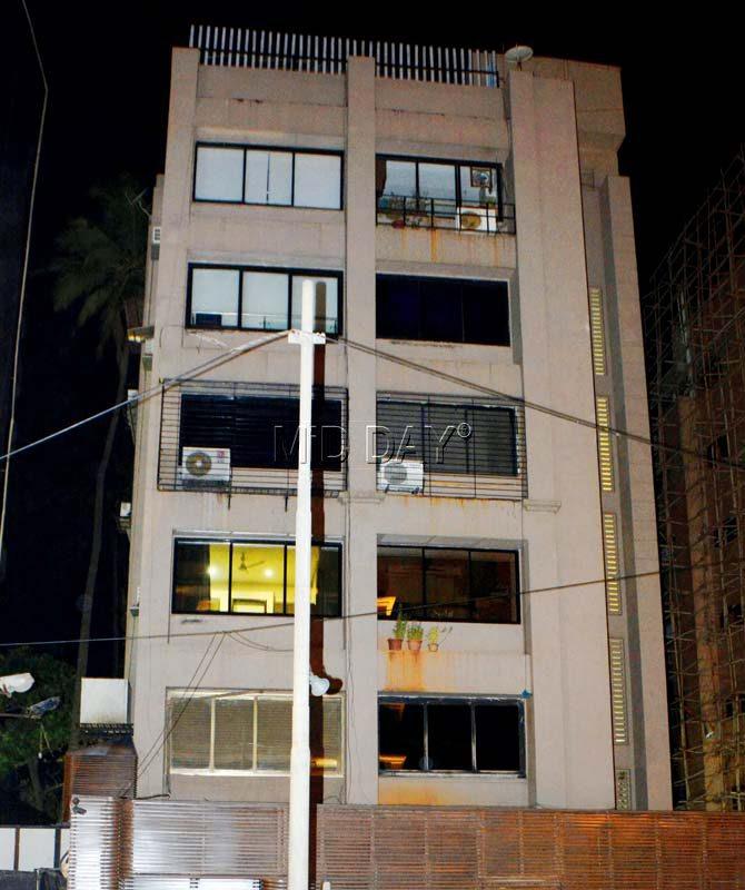 Political leader sends goons to threaten hotel owners in Juhu:
On May 18, 2017, two people were arrested for allegedly barging into a swanky Santacruz lounge hotel, forcefully evicting customers and threatening the hotelier, claiming they were aides of a political leader. The incident came to light after the hotel owner lodged a complaint with the police. The two men threatened the staff of the hotel and also asked the customers to leave immediately. The hotel staff immediately called the police control room number 100. The local police arrived at the scene and detained the two people. A case was registered under sections 384, 452, 323, 504 and 506 of Indian Penal Code for extortion, assault, trespassing, abusing and threat.