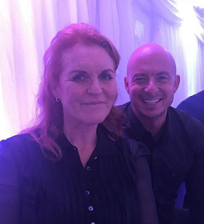 Herschelle Gibbs played 23 T20Is  wit 400 runs at an average above 18. His highest score is 90.
In picture: Herschelle Gibbs when he met a friend