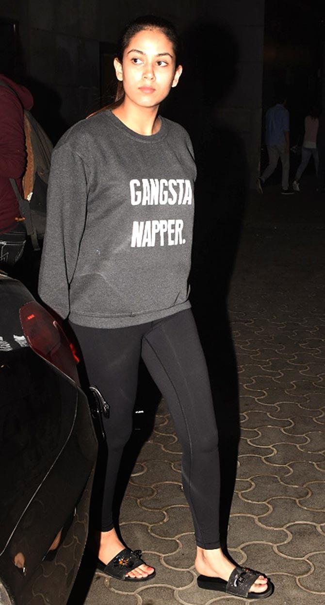 Mira Rajput Kapoor also looked laid-back in a grey slogan sweatshirt and black leggings. 