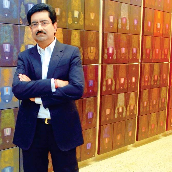 The bungalow was reportedly bought for the personal use of Kumar Mangalam Birla. It has reportedly 20 bedrooms. It is said that the ballrooms have wall cladding and ceilings made of Burma teakwood. It includes a garden with a pond, as well as a central courtyard