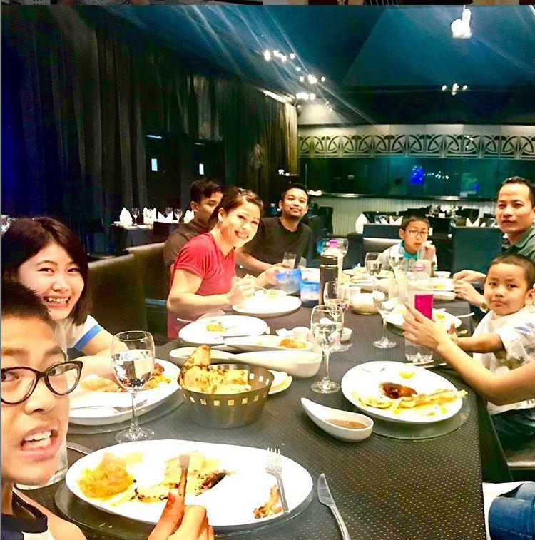 Mary Kom posted this picture of herself on a dinner outing with her entire family. She captioned, 