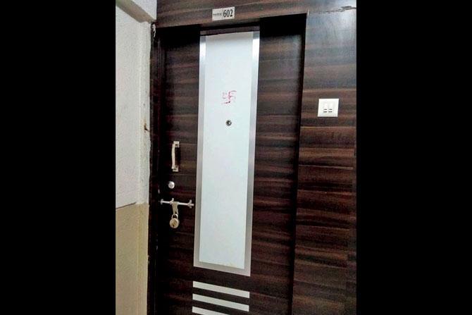 Besides murder weapons, the cops also recovered four buckets, one mug and pieces of floor cleaning cloth from the flat in Bachraj Paradise. Pintoo Sharma would collect the chopped pieces of flesh in one of the buckets, which he then flushed into the toilet after it filled up. He had kept the body locked inside the bathroom