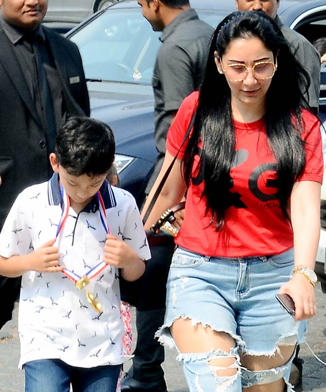 Maanayata Dutt opted for a basic red tee, paired with distressed denim. Her son Shahraan looked dapper in a polo-neck t-shirt, paired with basic blue denim for the outing.