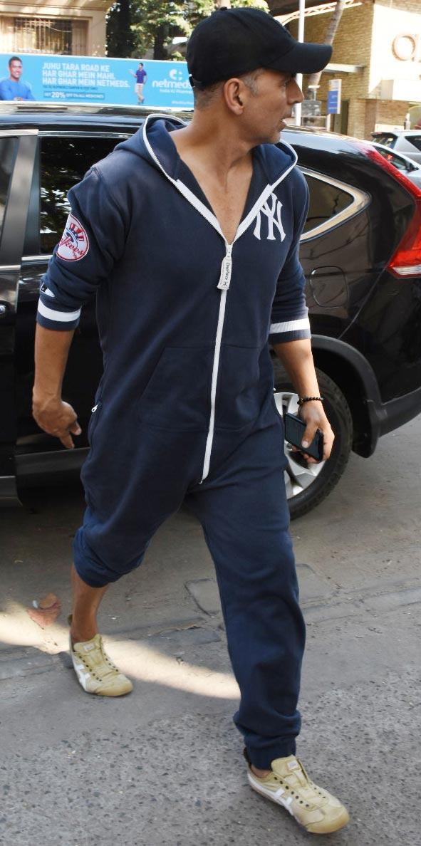 Akshay Kumar along with wife Twinkle Khanna was spotted at a popular restaurant in Juhu, Mumbai. Akki wore a blue jumpsuit in his trademark one leg pulled up look. All pictures/Yogen Shah