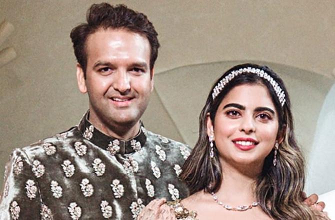 Anand Piramal and Isha Ambani were friends since childhood before they got hitched. Their families share a strong bond of friendship that apparently spans for over four decades. Anand Piramal popped the question to Isha Ambani at a temple in Mahabaleshwar. The couple celebrated the occasion with a lunch, joined by their parents, Mukesh and Nita Ambani and Ajay and Swati Piramal besides other family members.