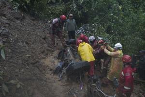 Landslide kills at least 11 on Bolivian highway