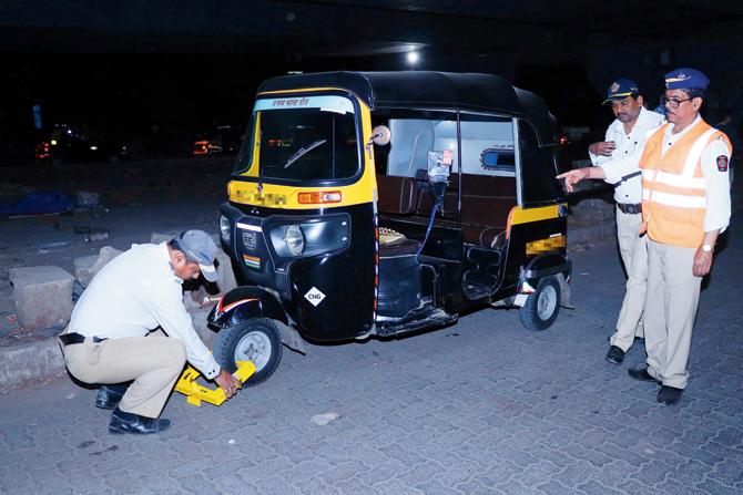  Cops also fined drivers who had parked their vehicles haphazardly. Pics/Rajesh Gupta