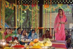 Toral Rasputra learns about Haldi Kumkum on the sets of Mere Sai