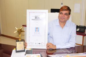 Dr. R. S. Jha presented the 'Pride of HR Profession in PSU Award'