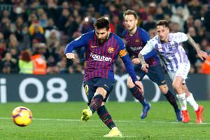 Lionel Messi scores, misses penalty but Barcelona on top