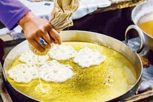 Mumbai eateries will find it hard to keep reusing stale oil. Here's why
