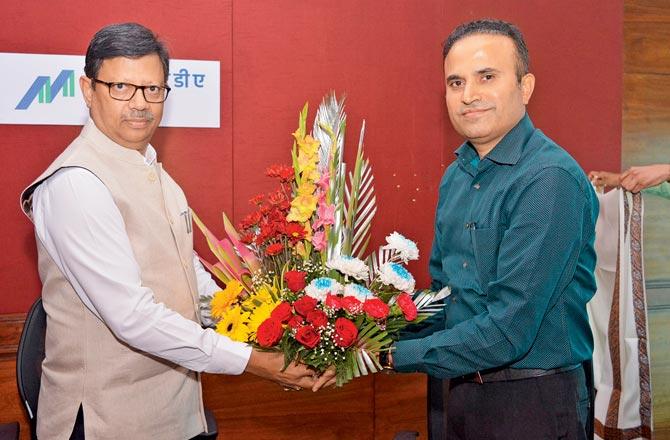 Pravin Darade (right) gets a farewell from MMRDA chief R A Rajeev on Wednesday. Pic/MMRDA