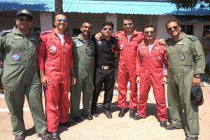 Twitterati hails India's hero Abhinandan, IAF Pilot trapped in Pak