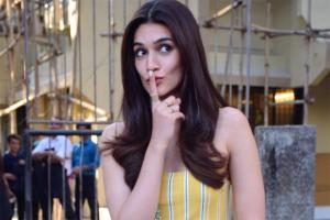 Kriti Sanon plays Luka Chuppi with the paps