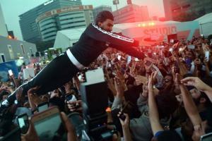Ranveer Singh dives into crowd at LFW 2019, sends audience sprawling