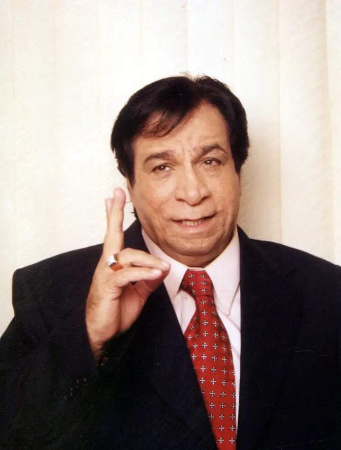 It was not just Bollywood where Kader Khan showcased his talent! The actor was also in demand by south Indian film production houses such as Padmalaya. Major filmmakers of southern cinema such as Narayana Rao Dasari, Kovelamudi Bapayya, K. Raghavendra Rao, Rama Rao Tatineni, Dasari Narayan Rao, D. Rama Naidu consulted Khan for the scripts and dialogues of Hindi remakes in south languages. Some of these films included Himmatwala (1983), Justice Choudhury (1983), Haisiyat (1984) and Singhasan (1986).