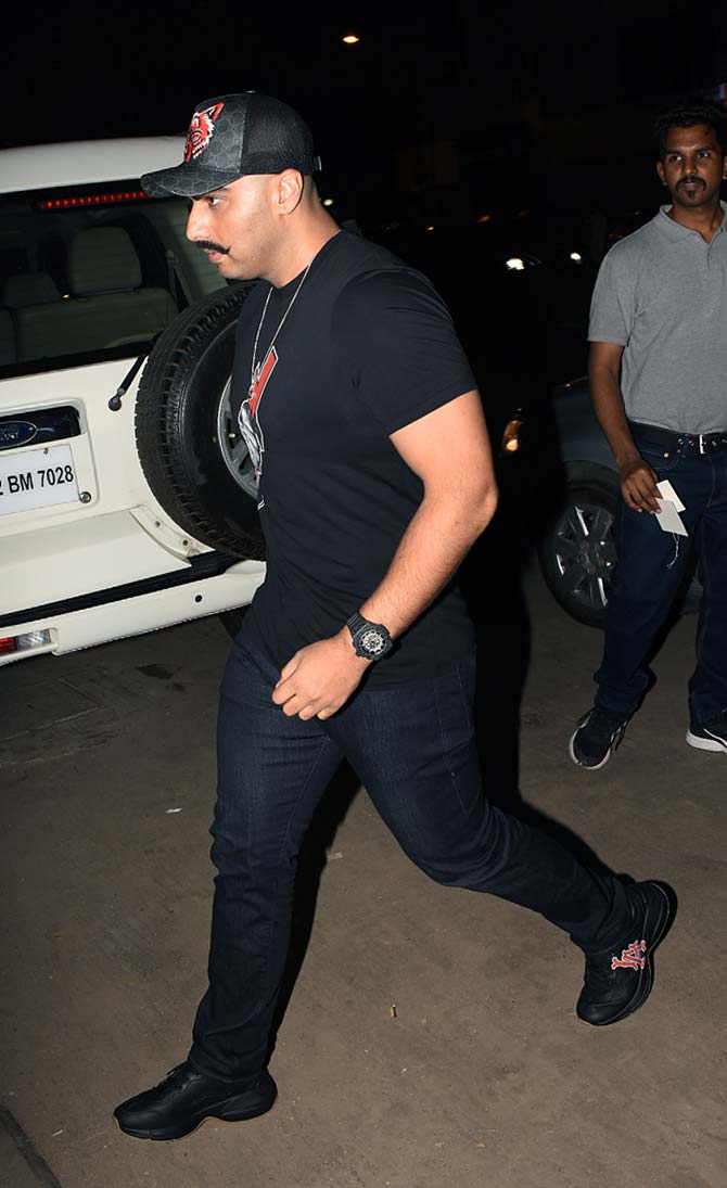 Arjun Kapoor was spotted on a dinner date with his rumoured girlfriend Malaika Arora at a popular restaurant. The actor, who is currently preparing for his role in Panipat, opted for an all-black attire. All pictures/Yogen Shah