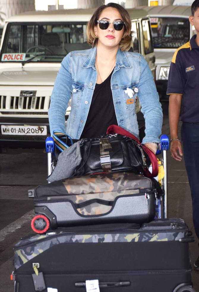 Yuvraj Singh's wife Hazel Keech was spotted at the Mumbai airport in a casual dress. 