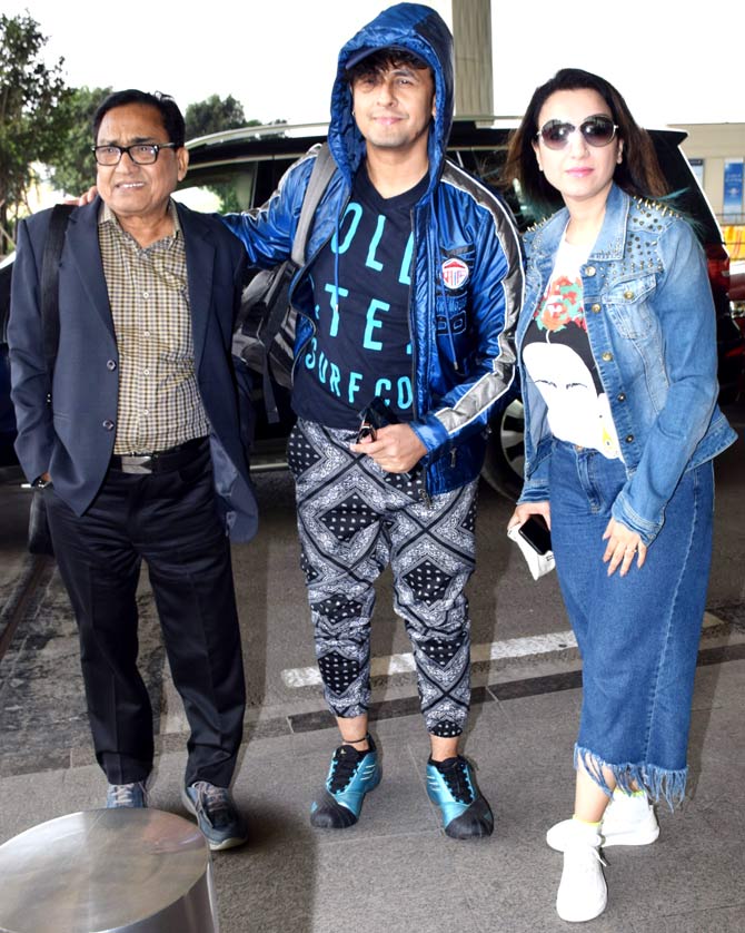 Sonu Nigam was spotted with his family at the Mumbai airport. 