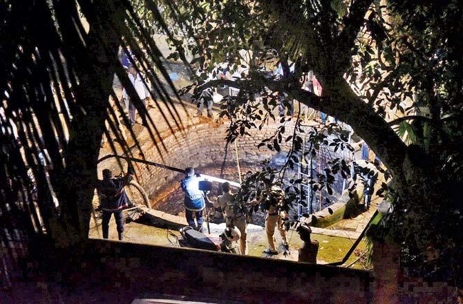 3 dead in a well collapse during Puja in Vile Parle: On 2 October 2018, two women and a child died and seven others were badly injured after the concrete slab covering a well in Jui bungalow, Vile Parle, collapsed, plummeting the 20-odd women sitting on it inside. The incident happened during an annual puja that was being performed at the well. The local police along with the fire brigade rushed to the spot. The iron grill covering the well on which the group was sitting and performing the puja rituals gave way and fifteen of them fell into the well. While 11 were rescued, 3 died. One of the deceased was a child. The case is still under investigation.