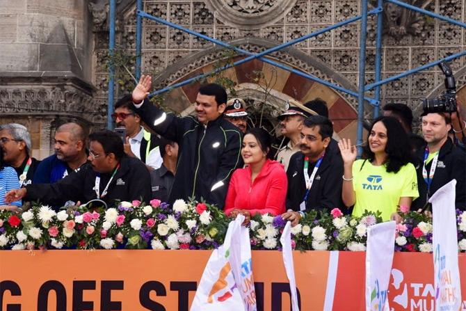 Chief Minister Devendra Fadnavis also flagged off the 16th edition of IAAF Gold Label Tata Mumbai Marathon 2019 along with his wife Amruta Fadnavis and minister Vinod Tawde. They were joined by actor Gulshan Grover, Tina Ambani, and politician Shaina NC. Pic credit/ Twitter CMO Maharashtra